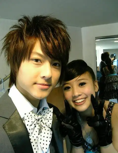 你说王子,和鬼鬼合适一点?还是和丫头,合适一点呢?