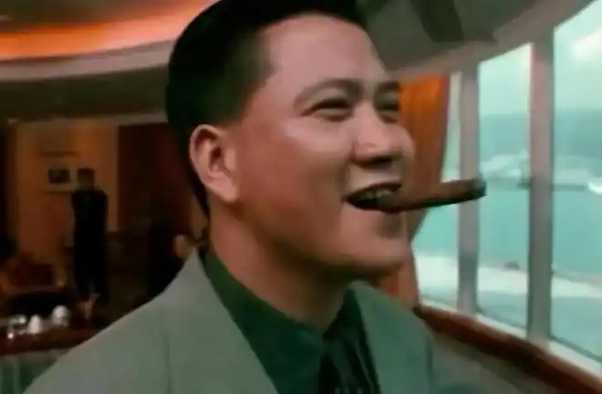 万梓良身体状态引热议坐路边傻笑皱纹明显身旁多人围绕阵势大