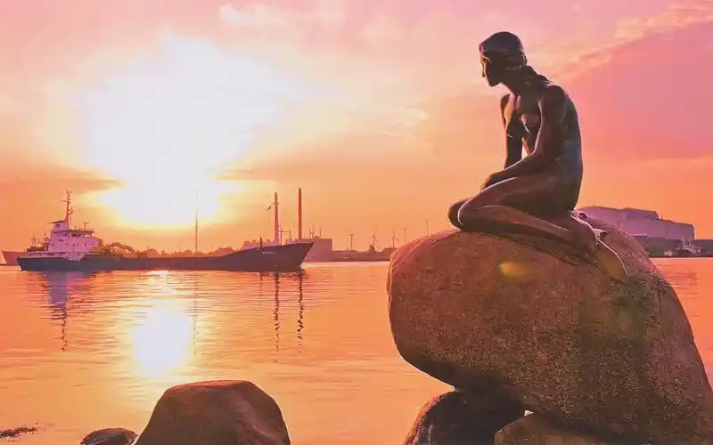 夕阳下的小美人鱼像