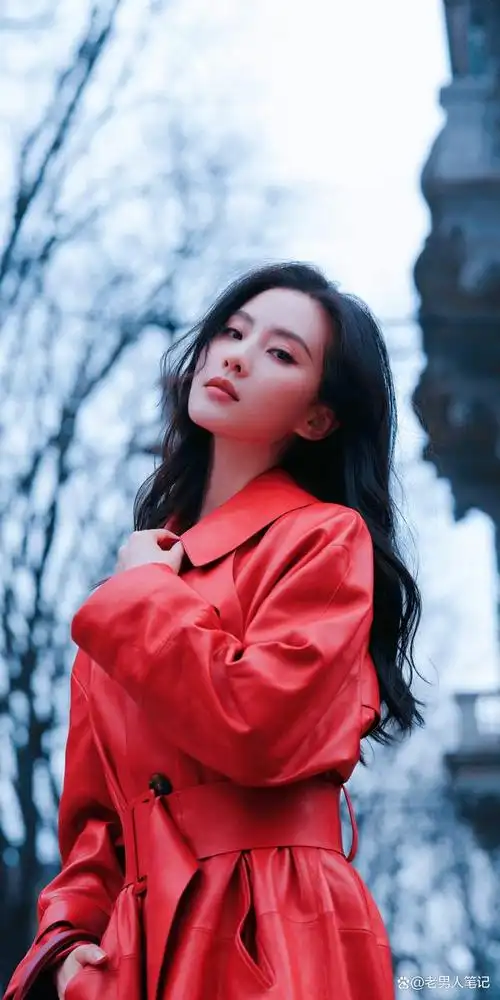 刘诗诗红色皮风衣米兰街拍,人行交错漫步街头,尽显摩登温柔