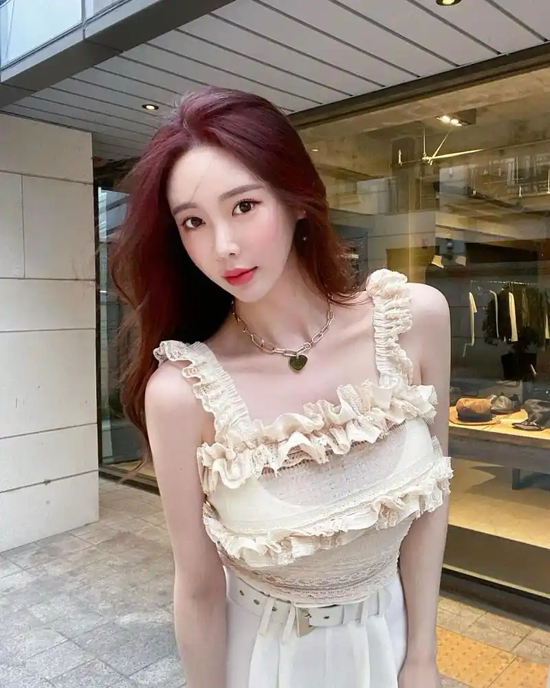 ins美女01期圆润坚挺身材高挑