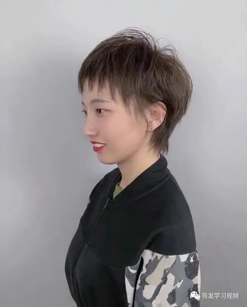 露耳短发是非常自然的发型,不烫不染就非常有型,八字刘海在脸颊的两侧