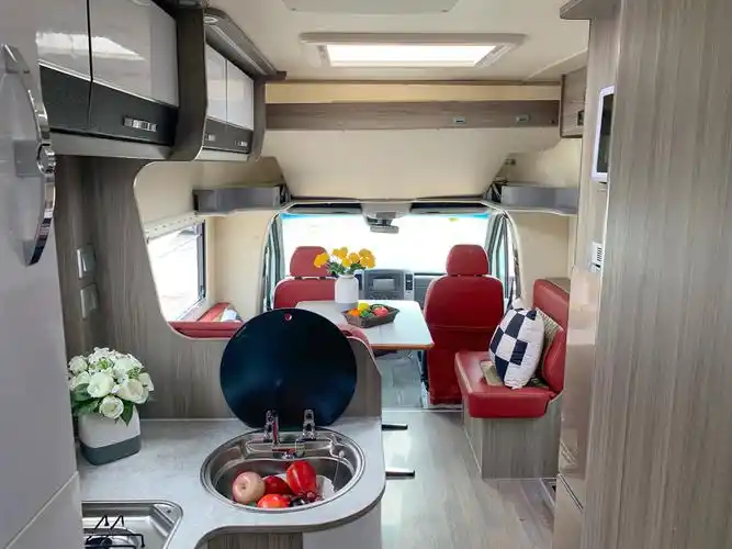 新星奔驰c750房车内部图片