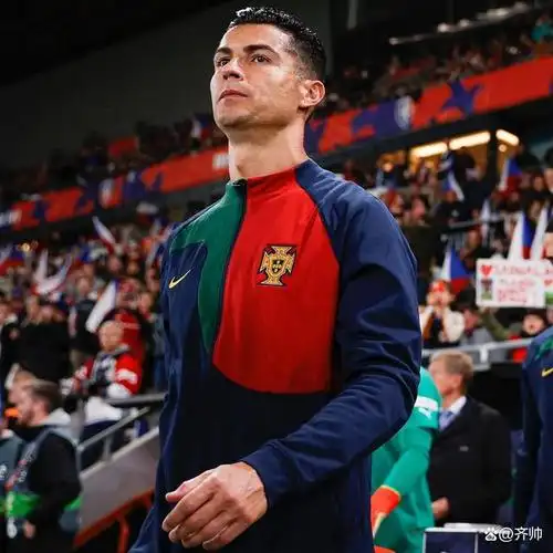 威武霸气!c罗穿上nike为葡萄牙打造的世界杯出场服,雄姿英发