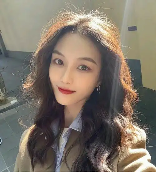 女人什么发型显年轻有朝气长相成熟的女生适合的发型