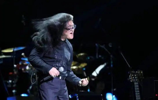 为何刘欢独爱马尾辫?当他散开头发后,网友直呼:还是扎起来吧!