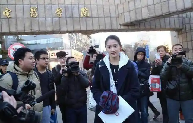 关晓彤回应北影上学事件: 只能尽量平衡,如果平衡不了就兼顾