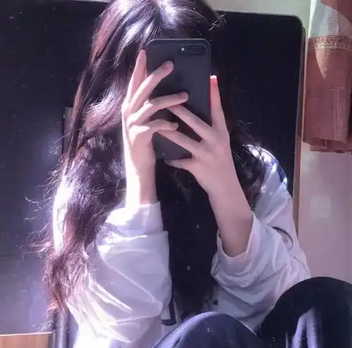 冷酷手机挡脸/从此清风配酒,路长水远一人走