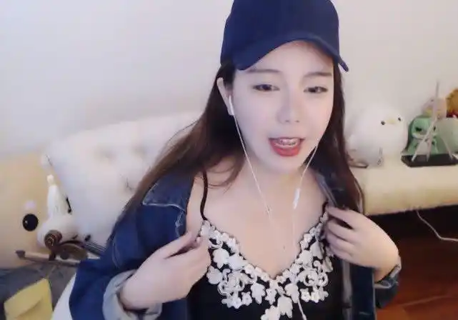 刘飞儿烈焰红唇直播当她下拉衣服的那一刻直播间瞬间爆炸