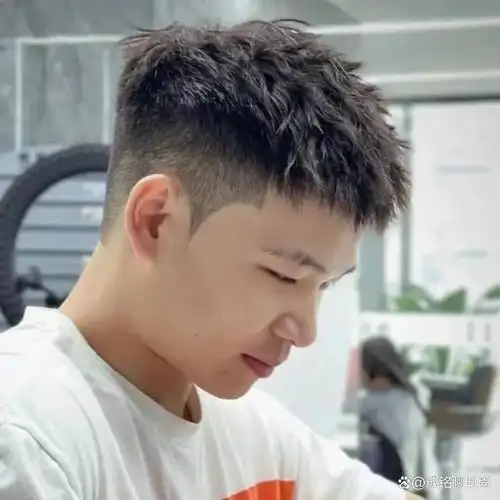 现在男生在发型上的投资不输于女士,从这几年流行的男士发型就可以看