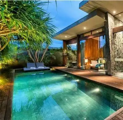 小院中的游泳池