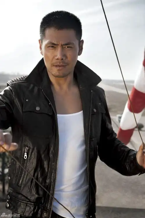 邵兵硬汉形象拍摄全新大片 阳光下凸显男人轮廓