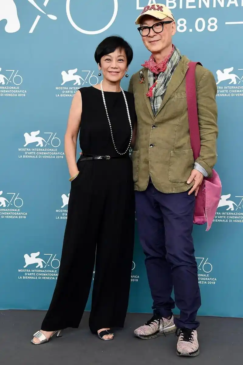 67岁张艾嘉仍在"折腾",印花上衣搭配牛仔裤自信又减龄,超漂亮