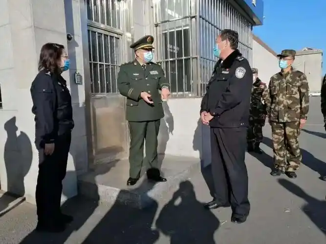 武警天津总队司令员鲍迎祥深入女子监狱门哨检查哨兵执勤工作.