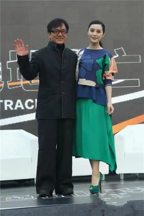 但是和官方身高166cm的李冰冰同框,却高出半个头.