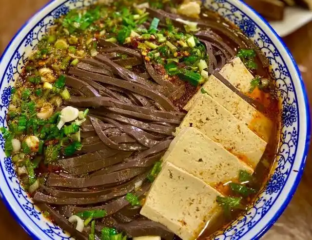 西安街头不可错过的6道美食,各具特色,麻辣鲜香,美味又解馋