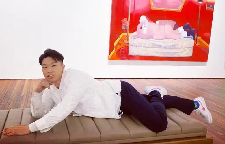 德云社烧饼参加艺术展模仿郭德纲经典造型比他师父还要辣眼