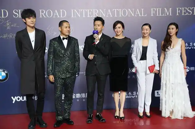 张超亮相红毯大话3答谢会贺情敌