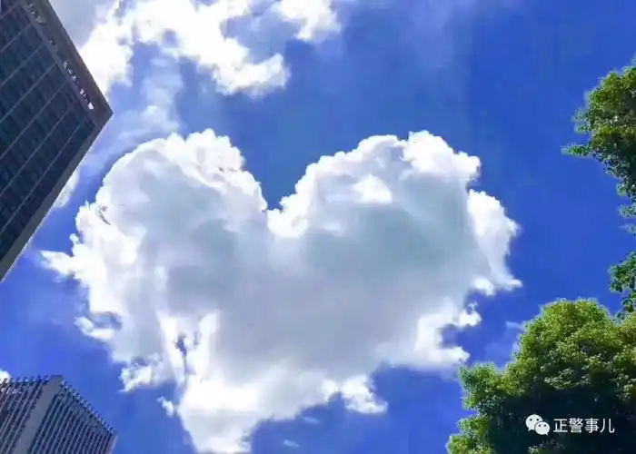 与北京蓝一起霸屏朋友圈的制服蓝在这里_蒙奇奇