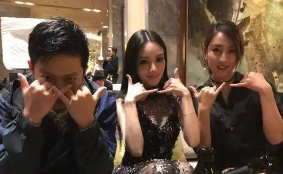 马苏新恋情疑似曝光,两人逛街举止亲密,男方"啤酒肚"略显油腻_网友