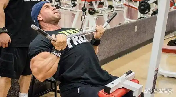 卡特是健美圈的传奇人物,绰号"大冰箱",在其辉煌的健美生涯中一共获得