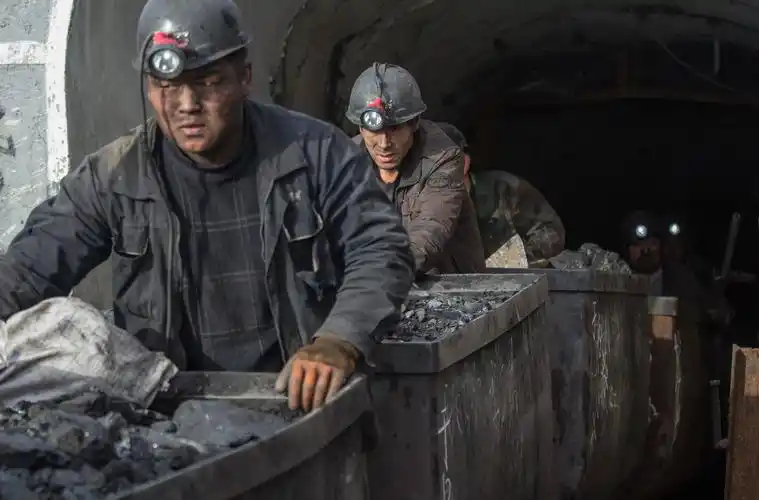 消失在东北大地上的小煤窑,矿工们从井下升到井上.