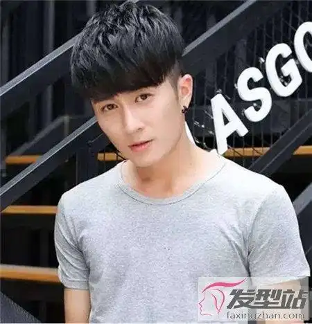 男生刘海发型两边剃掉用刘海诠释帅气男人味