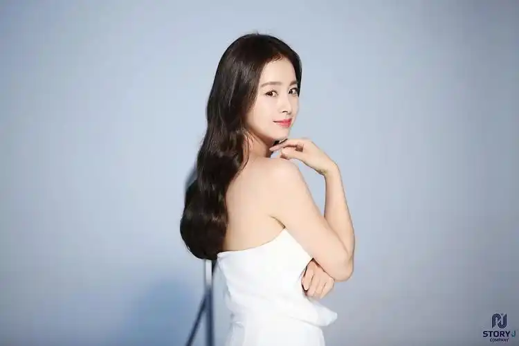 40岁金泰熙拍时尚大片复出,颜值重回巅峰,女神风采依旧