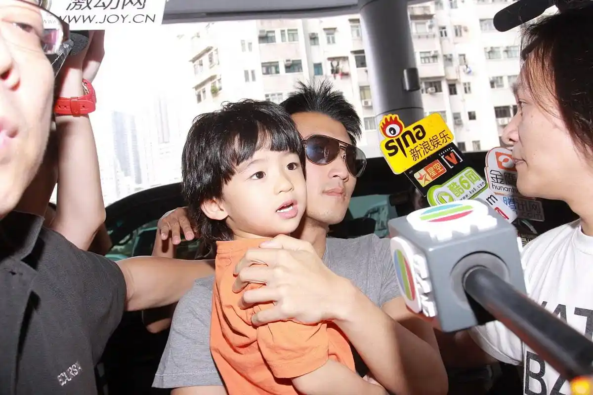 纸终于包不住火,张柏芝的大儿子谢振轩公开指责亲生父亲谢霆锋,透露