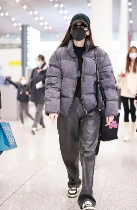古力娜扎最新机场搭配曝光,美少女活力十足!