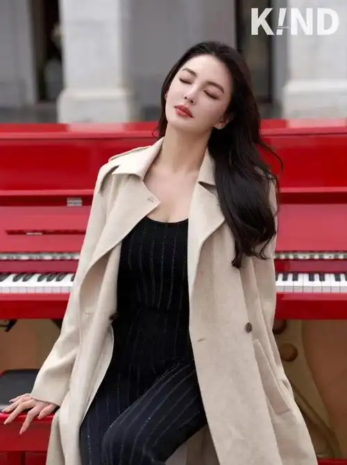 张雨绮直播争议后首登封面,穿性感透视抹胸,法国街头大秀好身材