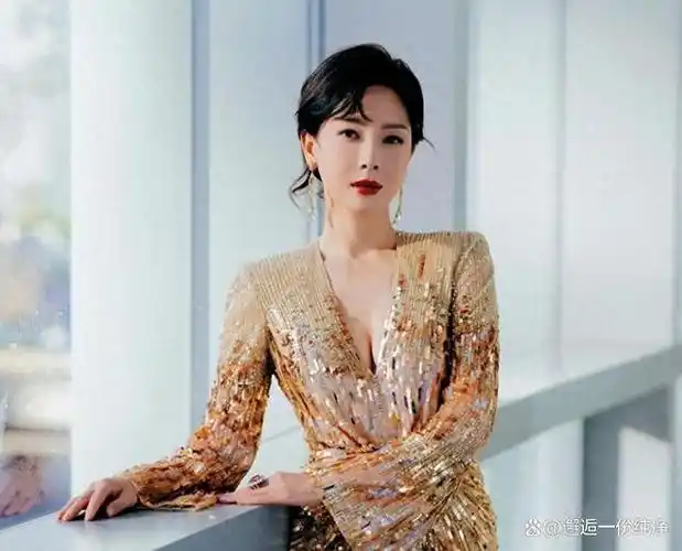 在与孙红雷合作时,她面临着巨大的挑战,因为她需要面对孙红雷突出的