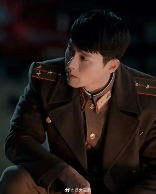 穿军装的玄彬