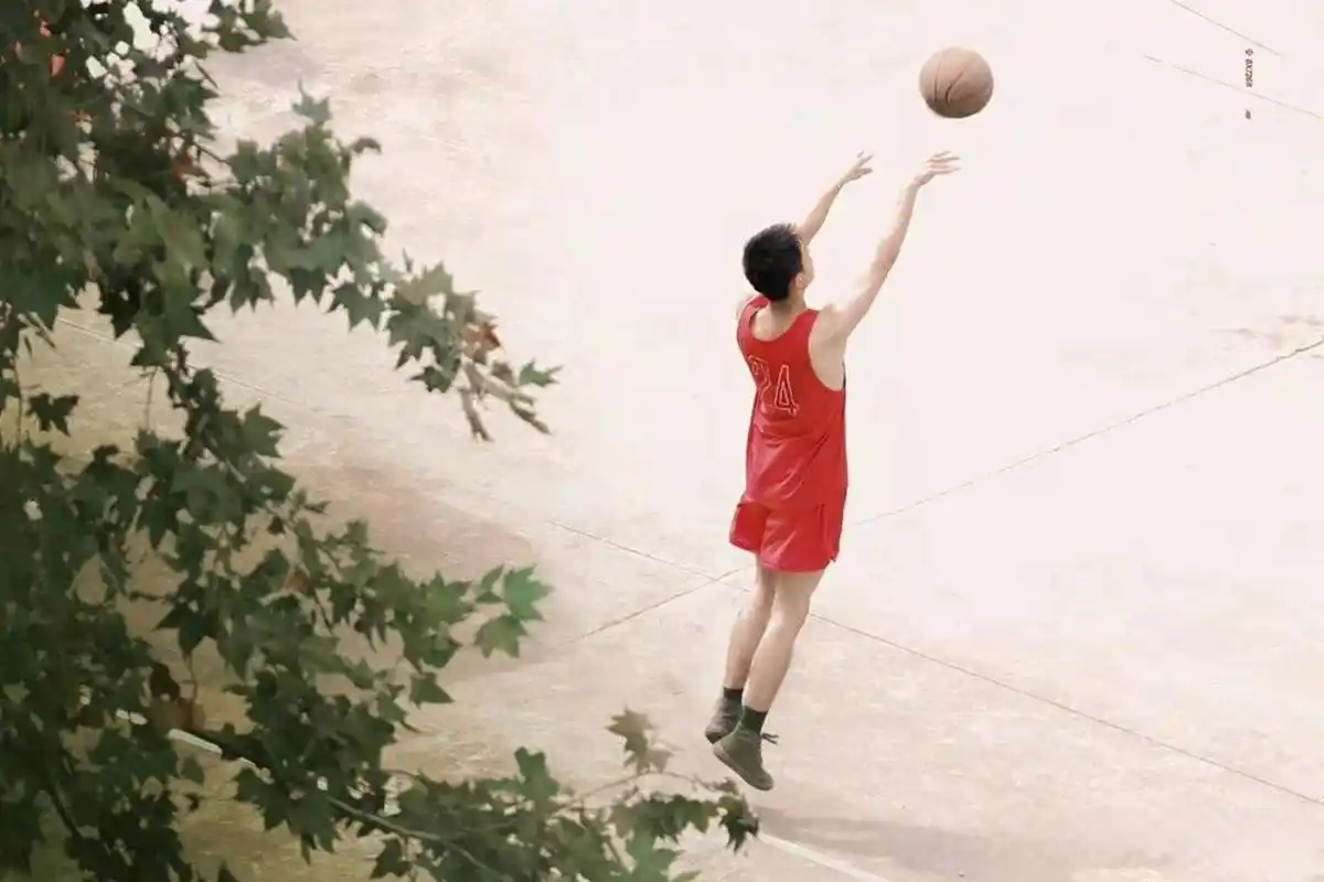 我眼中的实力派  肖战打篮球,少年气满满   第一张图片好好看,像漫画