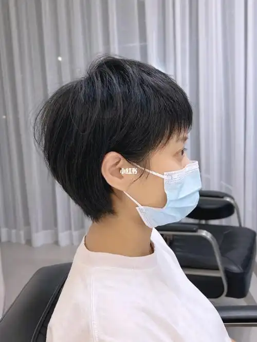 沙发自来卷也能驾驭的短发