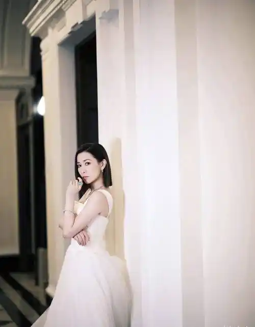 原创佘诗曼生日会美照雪纺印花上衣配短裙头顶皇冠这次是仙女娘娘