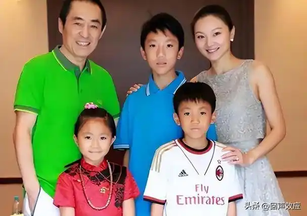 张艺谋比妻子大31岁,比丈母娘大11岁,全家合照丈母娘太抢镜