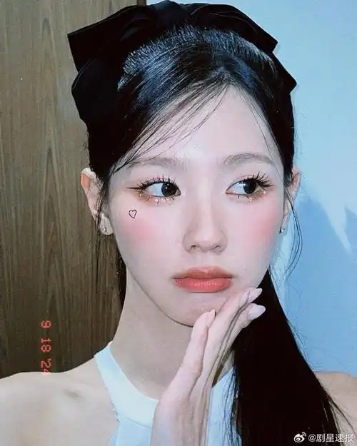 赵美延ins怼脸照 ,头小脸小脖子长