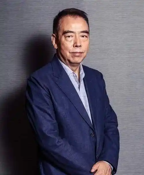 陈凯歌:情断洪晃,愧对倪萍,他为何转身就娶小16岁的?_