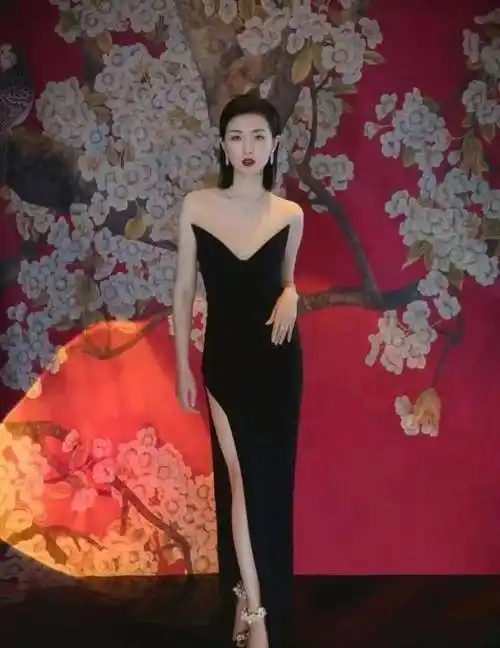 40岁的万茜有多养眼?身穿挂脖式长裙,时髦到肚脐,大爱_设计_女性_女人