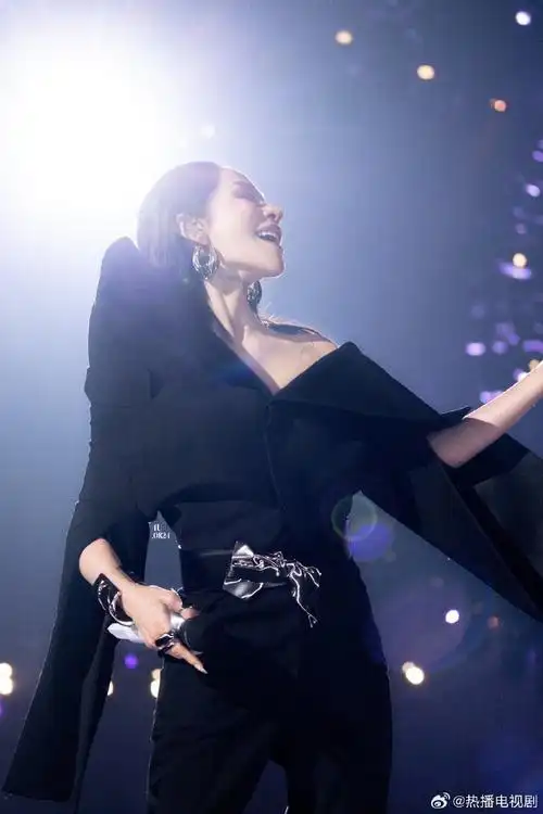 萧亚轩状态##情歌还得听萧亚轩