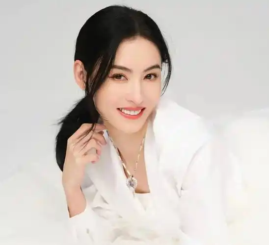 张柏芝三胎儿子正脸照曝光,是不是谢霆锋亲生的,一目了然_孩子_网友