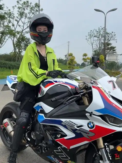 一米五五小个子女生骑s1000rr
