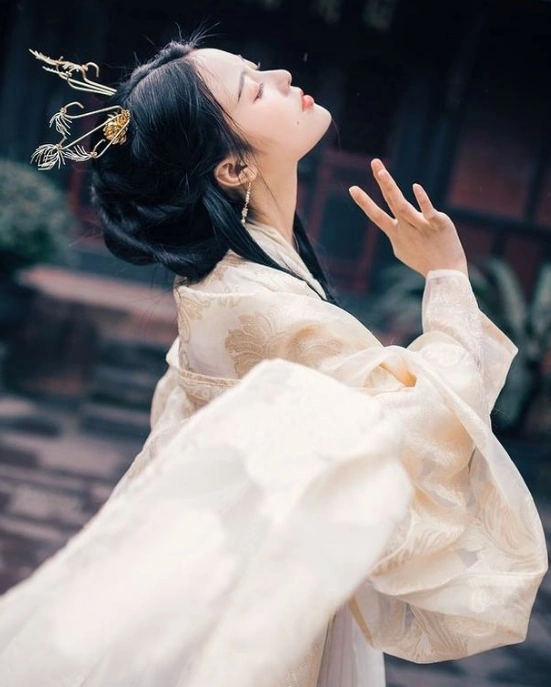 古装美女的侧脸也是美得醉人心