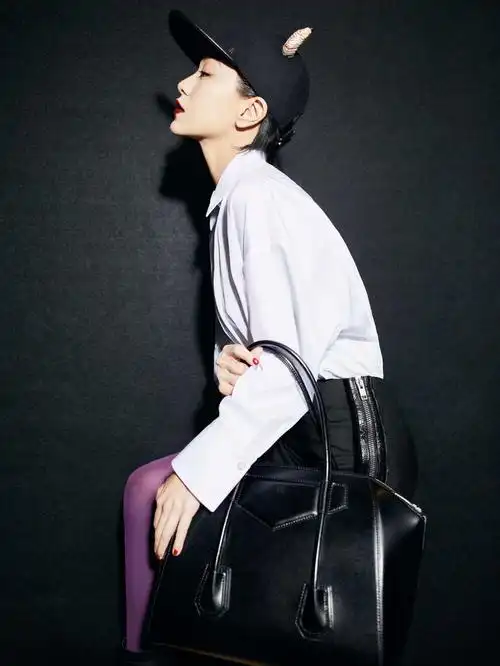 原创34岁郭采洁气质绝了,穿复古西装凹造型,惊艳全场