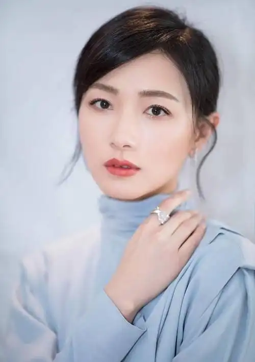 演员万茜从不炒作与圈外老公结婚生女41岁的她越活越美