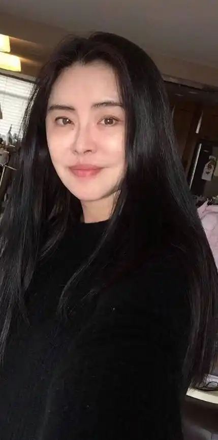 原创52岁的王祖贤不需要冻龄,发福也自带仙气_生活_女明星_粉色