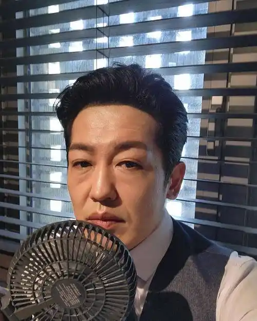 盘点9位「35岁之后才爆红」韩国男演员_小角色_魅力_演技