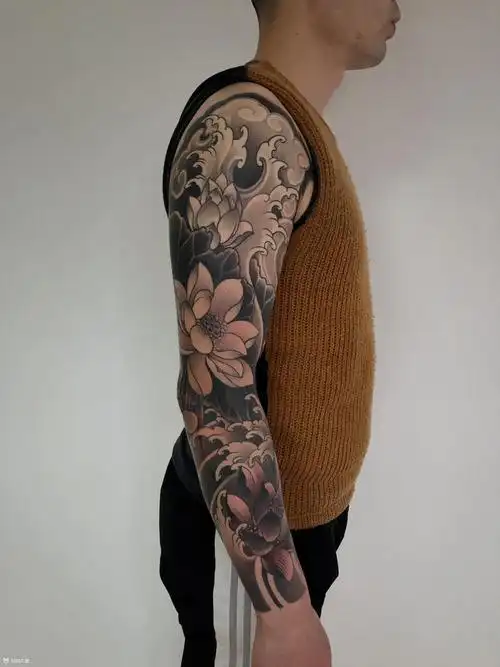 手臂新传统荷花纹身花臂纹身传统纹身简介:原创刺青,私人定制.