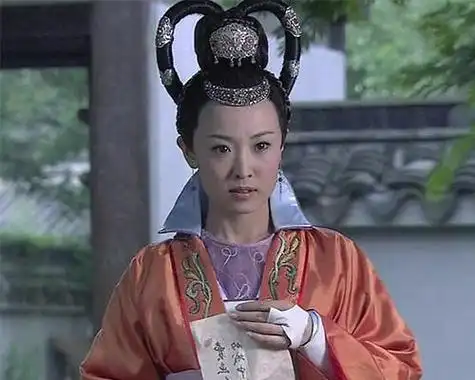 两人同饰一角,如今曲栅栅复出人气大增,她沉寂8年消失无踪